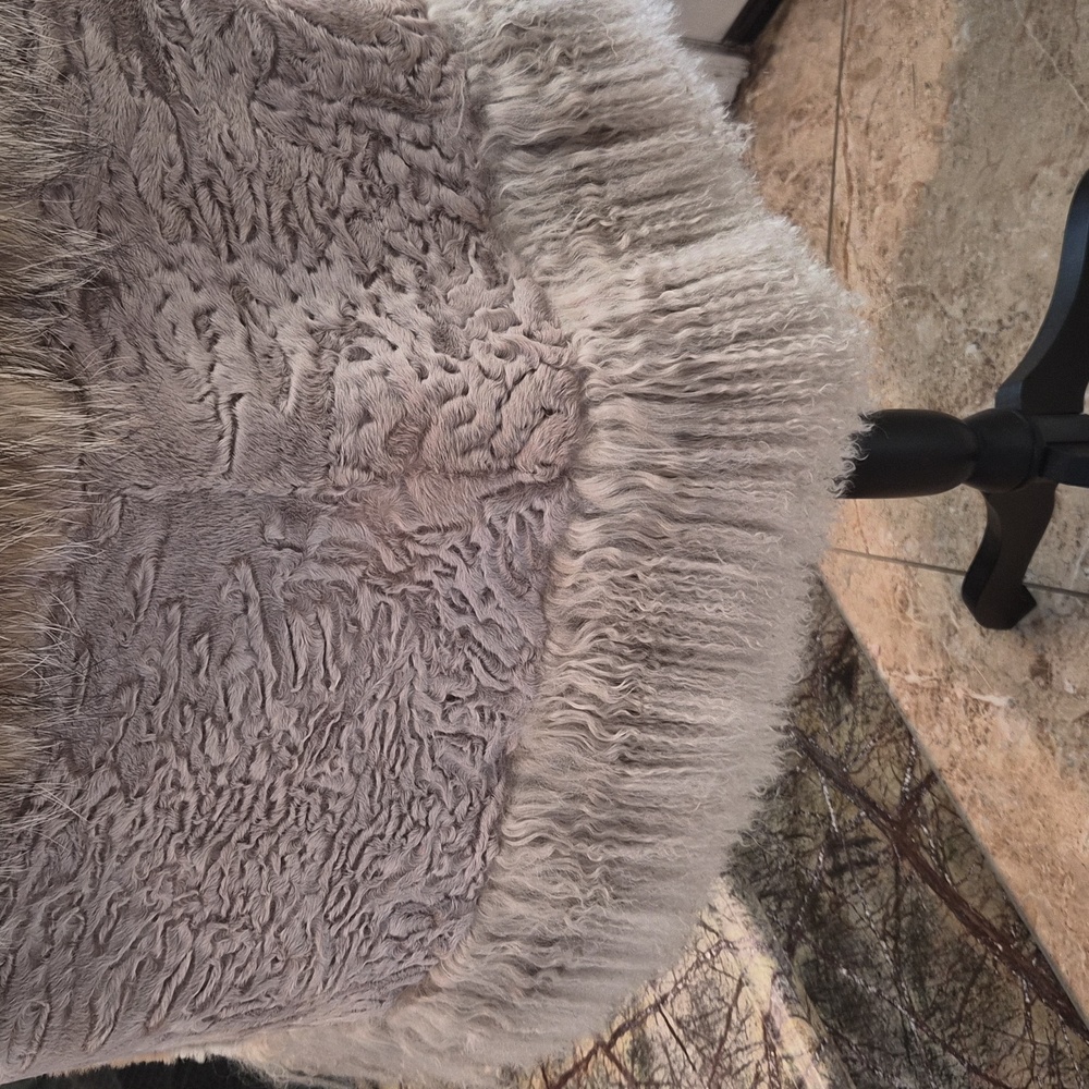 Fur Cape - Coat - Picture 7 of 7